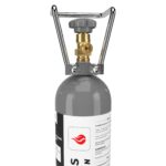 CO2 Flasche 2 kg mit Füllung, Lebensmittel-CO2 E290 – schräg von unten links, ohne Schutzkappe, Ventil W21,8 sichtbar