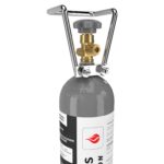 CO2 Flasche 2 kg mit Füllung, Lebensmittel-CO2 E290 – schräg von unten rechts, ohne Schutzkappe, Ventil W21,8 sichtbar