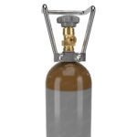 Heliumflasche 2,7 L, 200 bar, olivbraune Schulter – schräg von unten links, ohne Schutzkappe, Ventil W21,8 sichtbar
