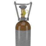 Heliumflasche 2,7 L, 200 bar, olivbraune Schulter – schräg von unten links