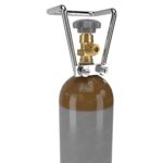 Heliumflasche 2,7 L, 200 bar, olivbraune Schulter – schräg von unten rechts, ohne Schutzkappe, Ventil W21,8 sichtbar