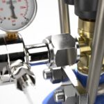 Intergases 2 kg refillable N2O cylinder with Oxyturbo regulator, W21.8 adapter and Smartwhip 500 ml black cream dispenser – detail-adapter
