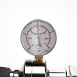 Intergases 2 kg refillable N2O cylinder with Oxyturbo regulator, W21.8 adapter and Smartwhip 500 ml black cream dispenser – detail-gauge